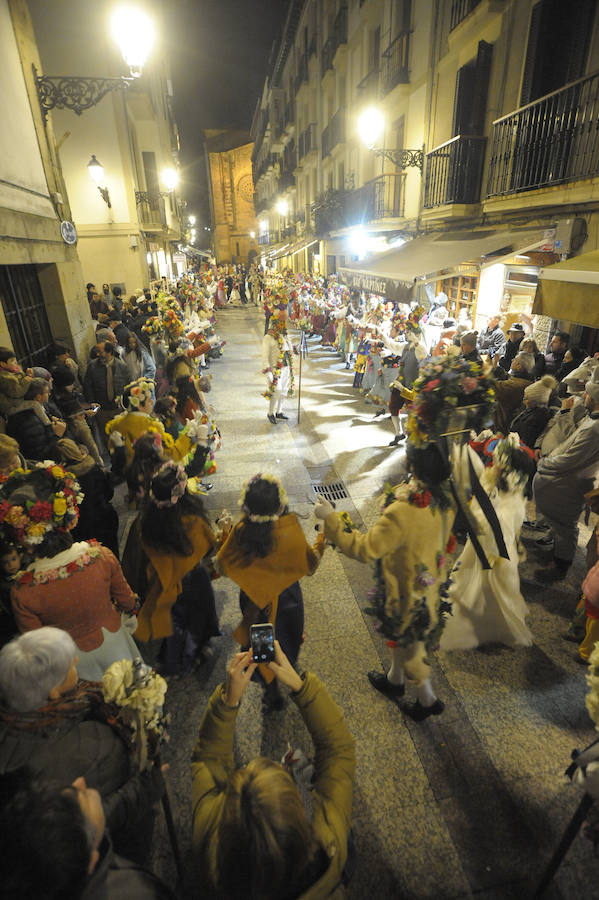 Con disfraces tradicionales o modernos, miles de personas animan las calles de San Sebastián.