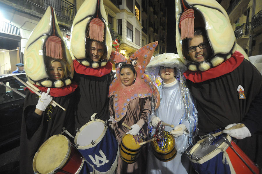 Con disfraces tradicionales o modernos, miles de personas animan las calles de San Sebastián.