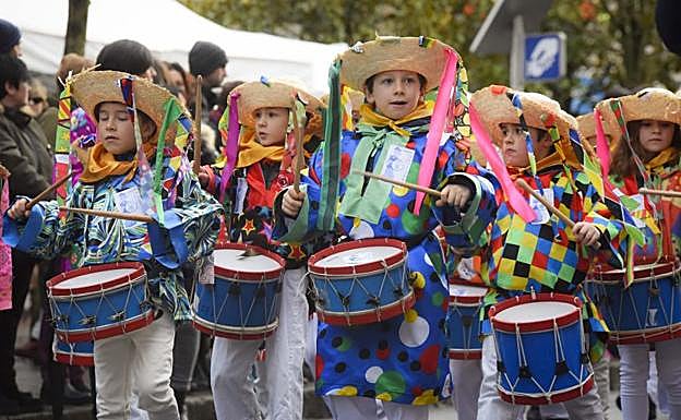 La Tamborrada infantil de Carnaval desfila por Tolosa