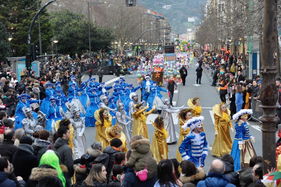 El desfile de comparsas de Donostia, suspendido por el mal tiempo
