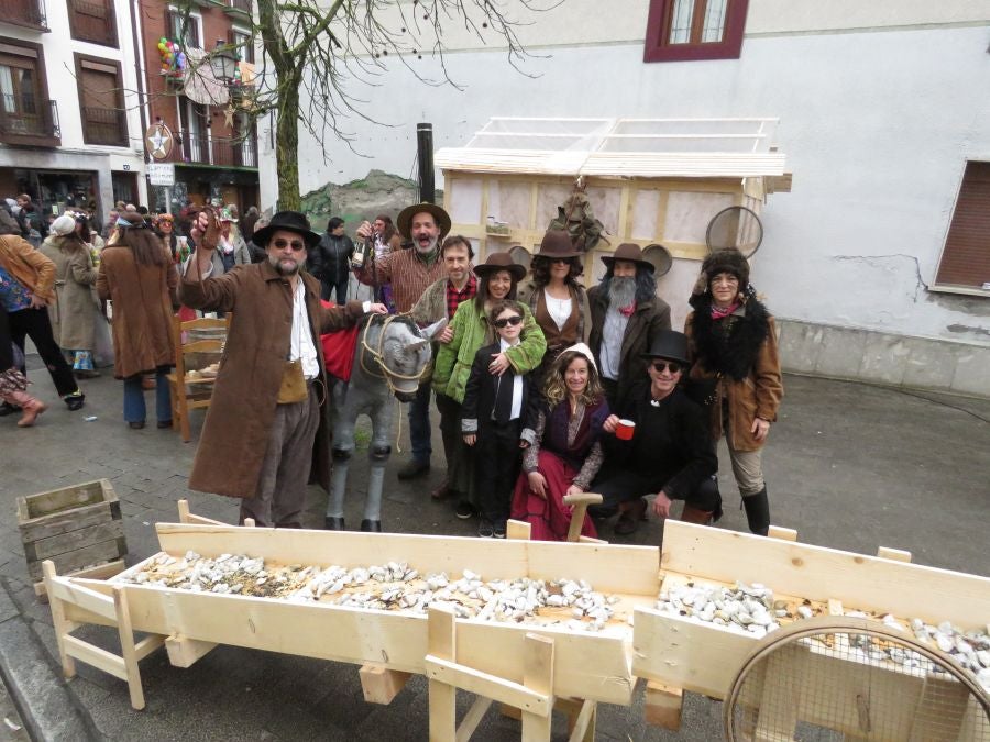 Los vecinos de Aretxabaleta no han temido a la lluvia y no han dudado en salor a las calles para celebrar los carnavales y para lucir los originales disfraces.
