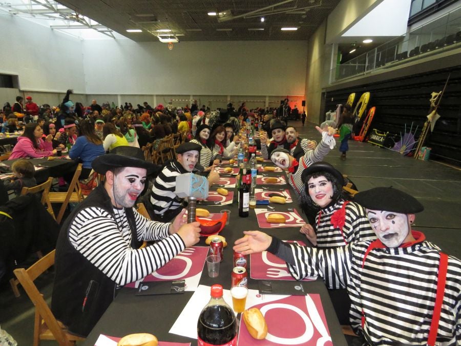 Los vecinos de Aretxabaleta no han temido a la lluvia y no han dudado en salor a las calles para celebrar los carnavales y para lucir los originales disfraces. 