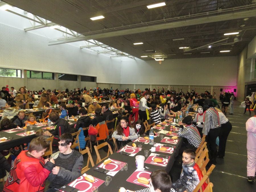 Los vecinos de Aretxabaleta no han temido a la lluvia y no han dudado en salor a las calles para celebrar los carnavales y para lucir los originales disfraces. 
