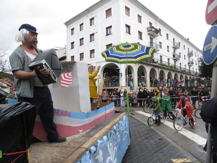Los vecinos de Aretxabaleta no han temido a la lluvia y no han dudado en salor a las calles para celebrar los carnavales y para lucir los originales disfraces 