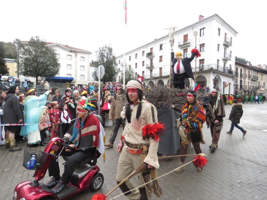 Los vecinos de Aretxabaleta no han temido a la lluvia y no han dudado en salor a las calles para celebrar los carnavales y para lucir los originales disfraces.