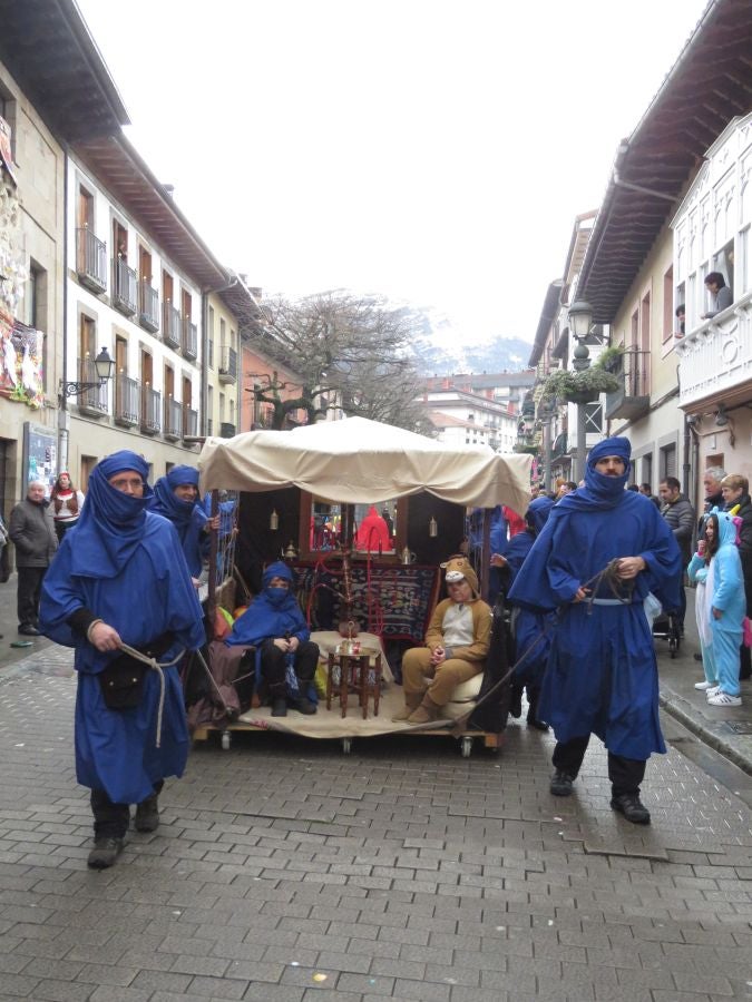 Los vecinos de Aretxabaleta no han temido a la lluvia y no han dudado en salor a las calles para celebrar los carnavales y para lucir los originales disfraces. 