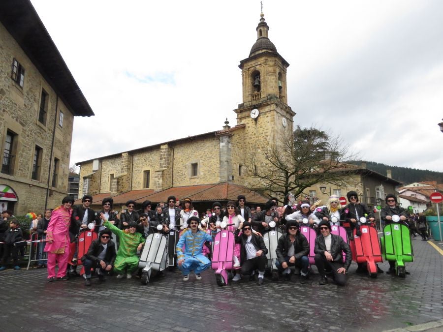 Los vecinos de Aretxabaleta no han temido a la lluvia y no han dudado en salor a las calles para celebrar los carnavales y para lucir los originales disfraces.
