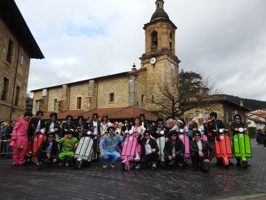 Los vecinos de Aretxabaleta no han temido a la lluvia y no han dudado en salor a las calles para celebrar los carnavales y para lucir los originales disfraces.