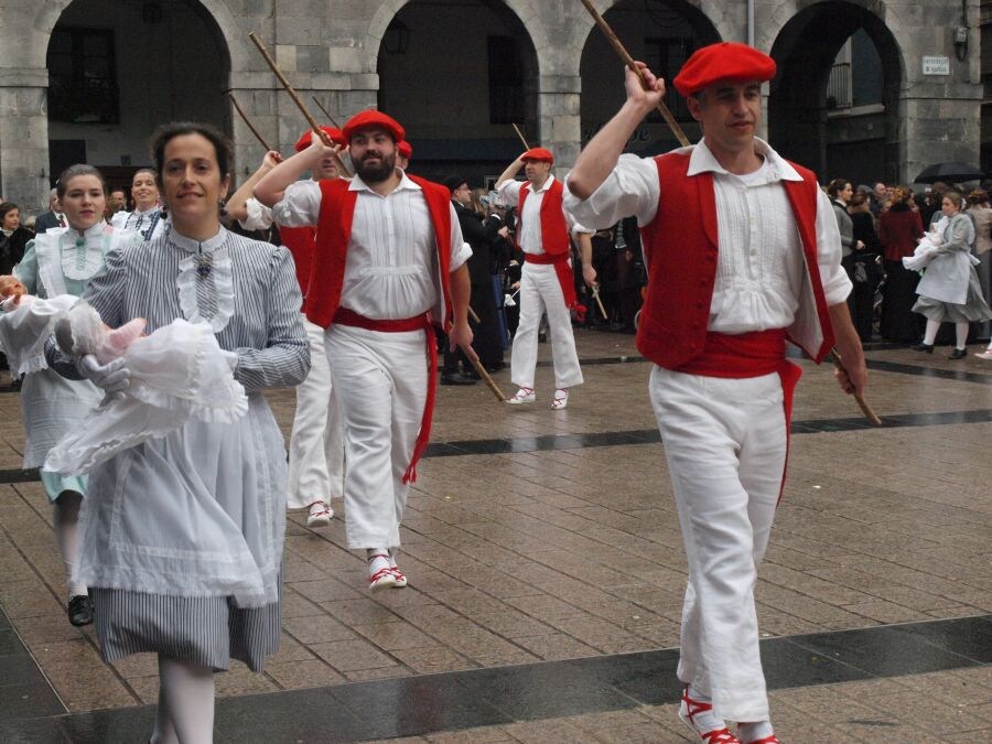 Los azpeitiarras han celebrado uno de sus días más queridos: el del txikiteo elegante. Decenas de vecinos han salido a la calle con sus trajes de época.