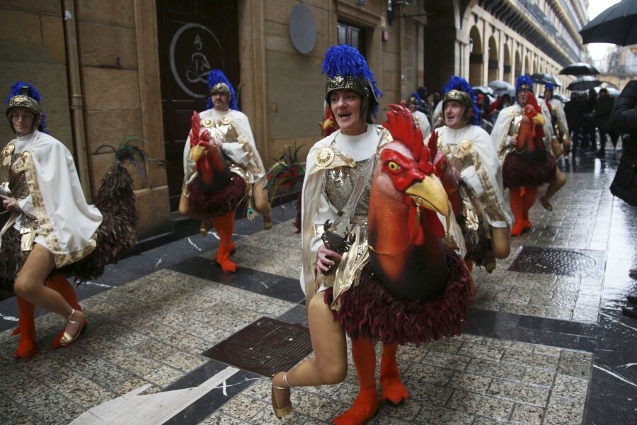 El temor a que el desfile de la tarde pudiera cancelarse ha hecho que todos los grupos dieran el 100% sobre el escenario, mientras otras comparsas de adultos han recorrido las calles de la Parte Vieja donostiarra con poco público pero la misma ilusión. 