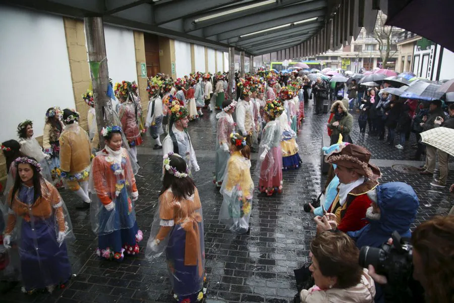 El temor a que el desfile de la tarde pudiera cancelarse ha hecho que todos los grupos dieran el 100% sobre el escenario, mientras otras comparsas de adultos han recorrido las calles de la Parte Vieja donostiarra con poco público pero la misma ilusión. 