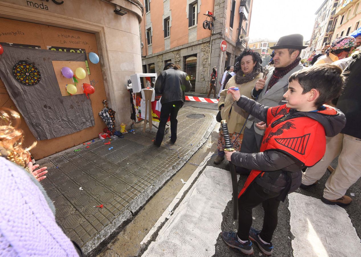 Debido al mal tiempo algunas de las comparsas de tiempo libre no han podido desfilar. Los que sí lo han hecho han llenado de colorido las calles de la villa papelera