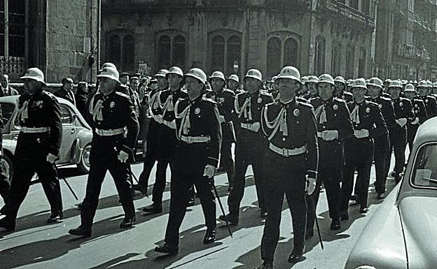 Guardias municipales de desfile por la calle Garibay.