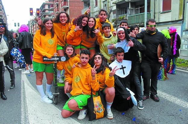 La temática de este año eran los musicales y los urnietarras estuvieron a la altura con sus trajes y carrozas. 