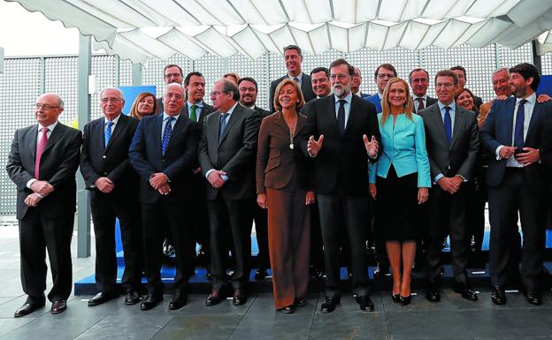 Reunión.Rajoy, en la cita de ayer con barones regionales, entre ellos el vasco Alfonso Alonso. 