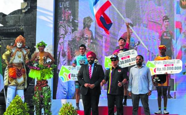 Éxito. Jokin Etxabe, a la izquierda, en el segundo escalón del podio de la Vuelta a Indonesia.