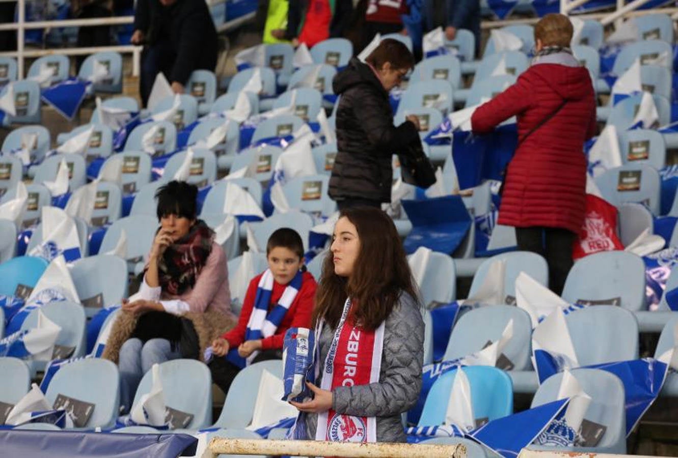 Las dos aficiones han disfrutado minutos antes del partido con la llegada de los jugadores al estadio