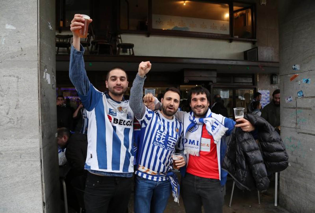 Las dos aficiones han disfrutado minutos antes del partido con la llegada de los jugadores al estadio