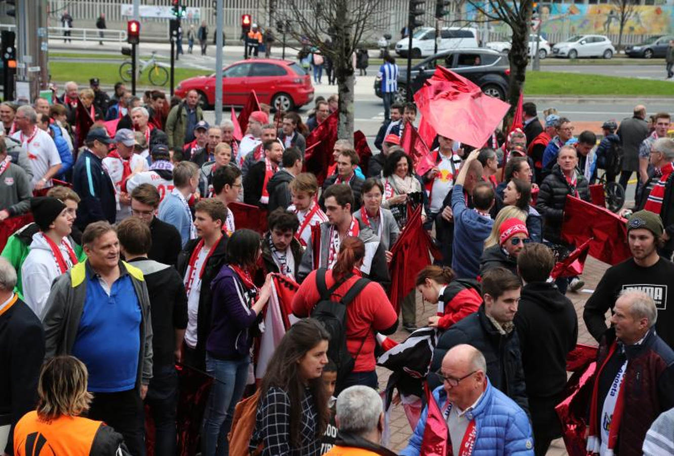 Las dos aficiones han disfrutado minutos antes del partido con la llegada de los jugadores al estadio