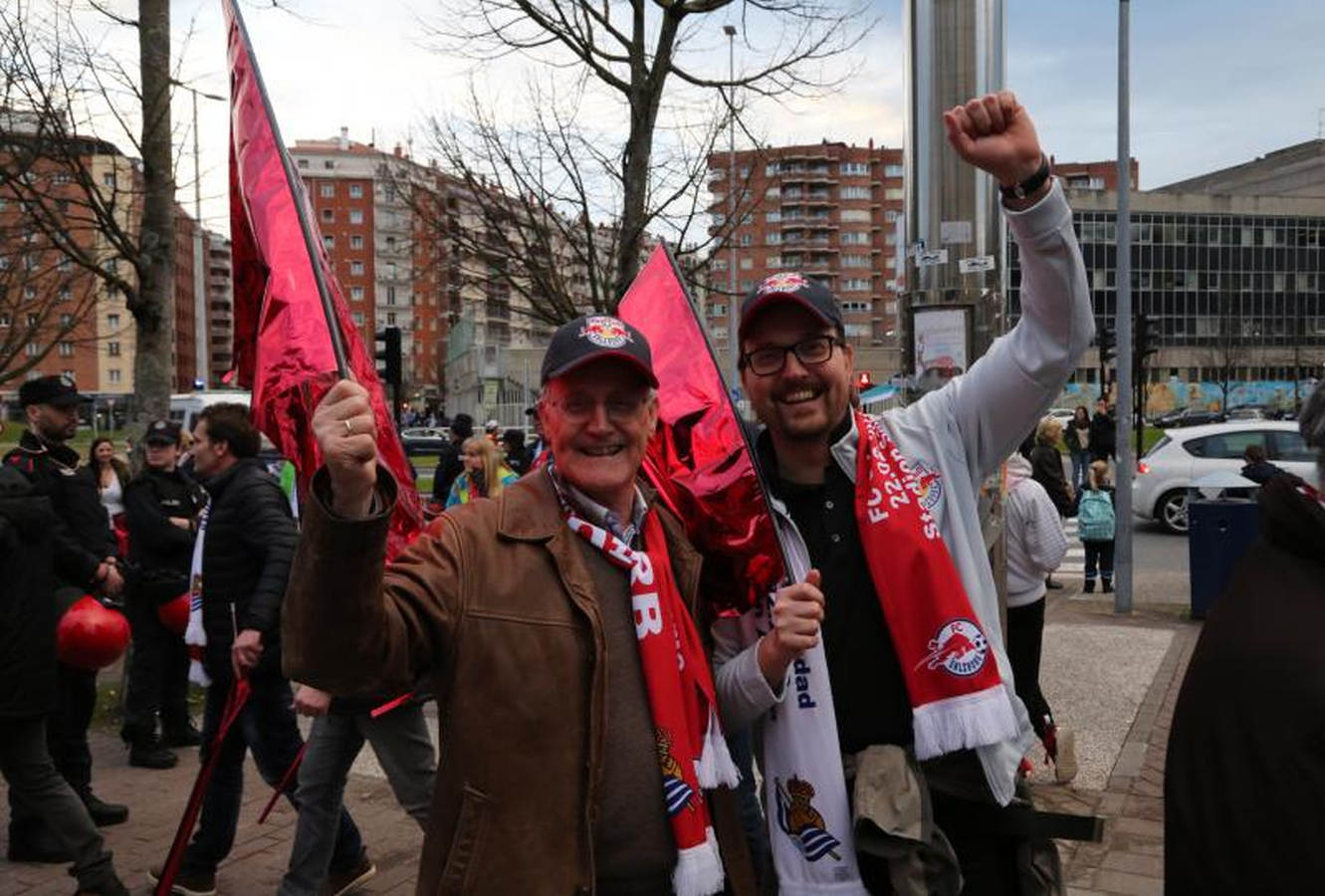 Las dos aficiones han disfrutado minutos antes del partido con la llegada de los jugadores al estadio