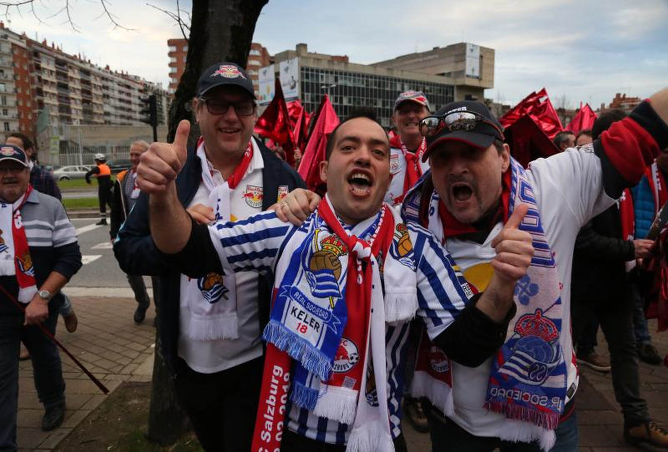 Las dos aficiones han disfrutado minutos antes del partido con la llegada de los jugadores al estadio
