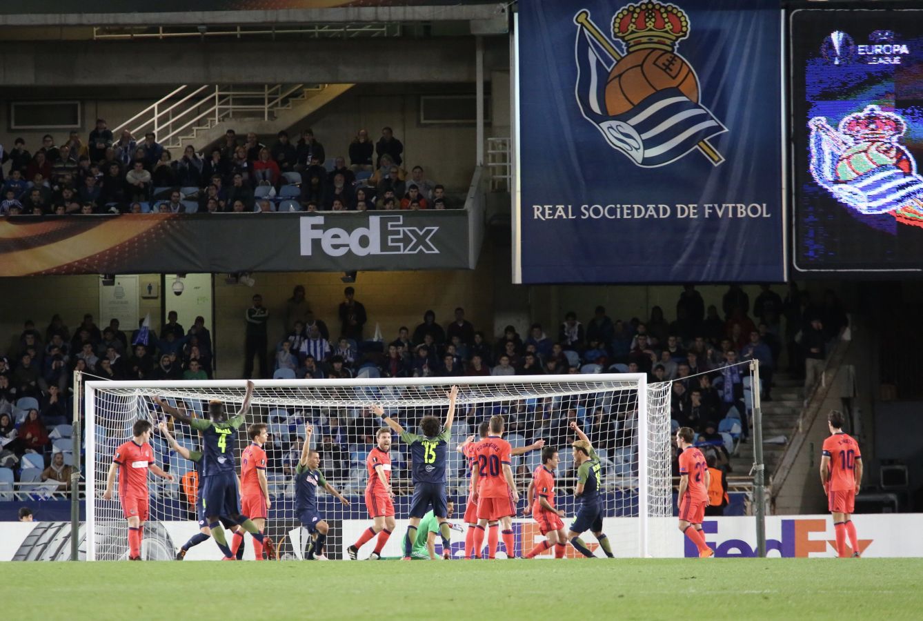 El partido entre la Real Sociedad y el Salzburgo en Anoeta, en imágenes