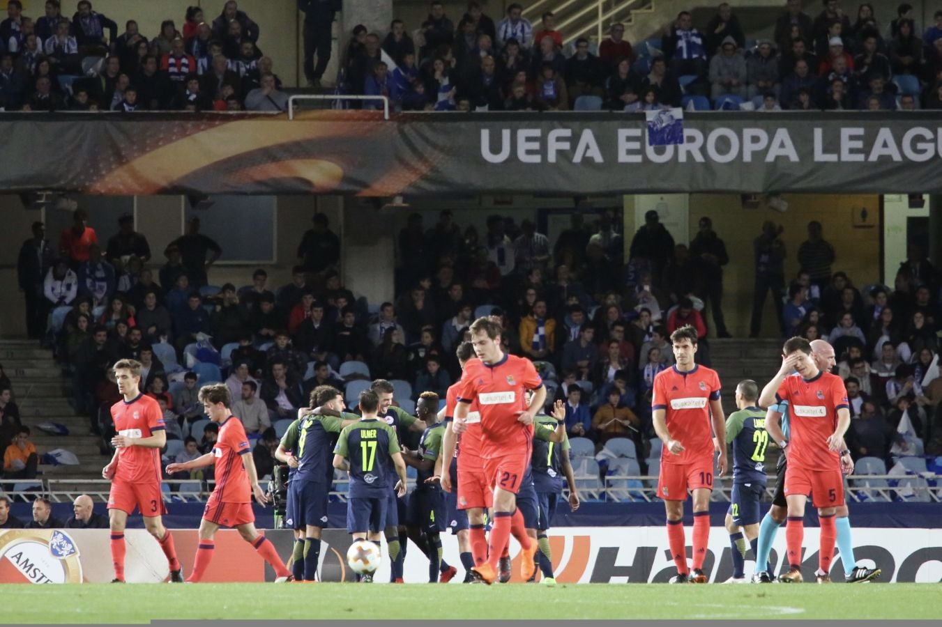 El partido entre la Real Sociedad y el Salzburgo en Anoeta, en imágenes