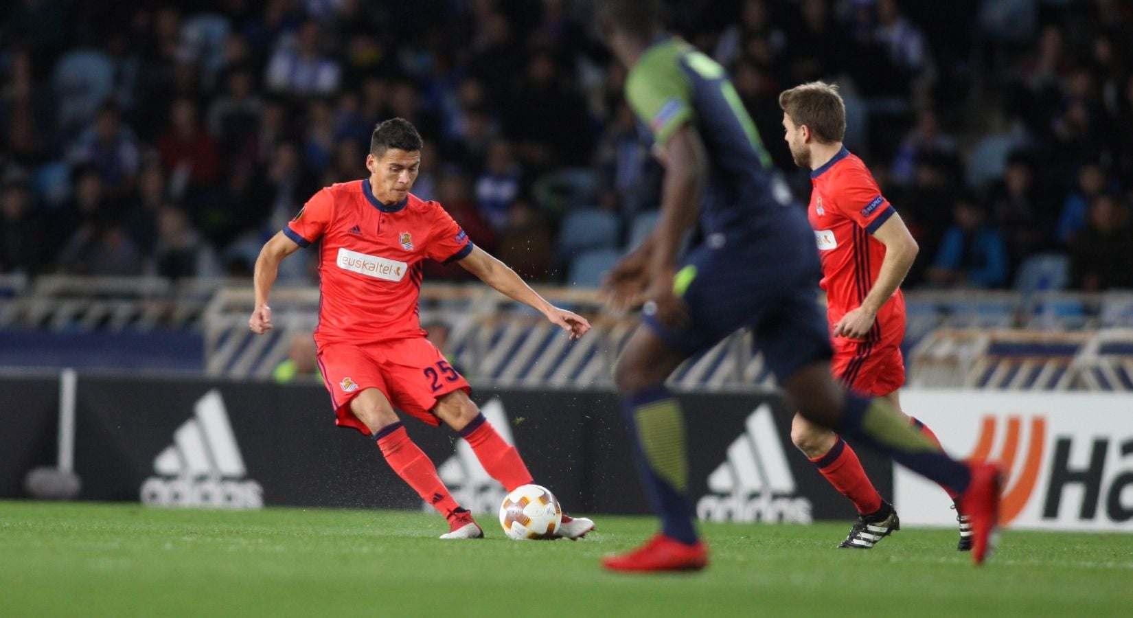 El partido entre la Real Sociedad y el Salzburgo en Anoeta, en imágenes