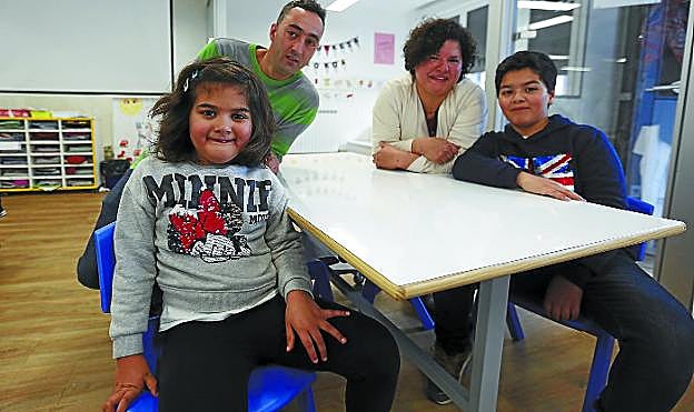 Noelia en su clase de Jesuitak junto a su padre Rui, su madre Rosa y su hermano Alexander.
