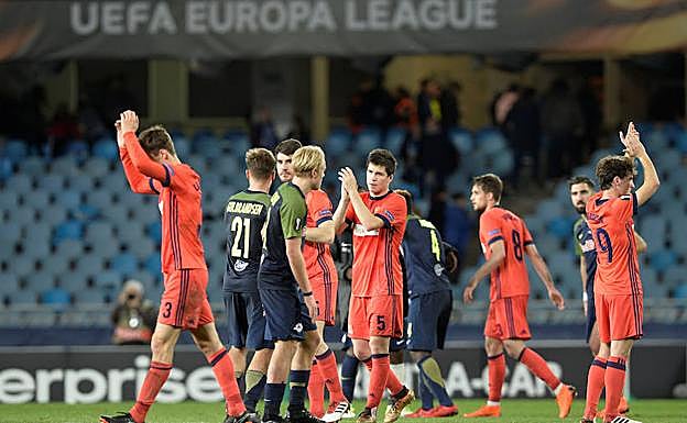 Los jugadores de ambos equipos, al final del partido.