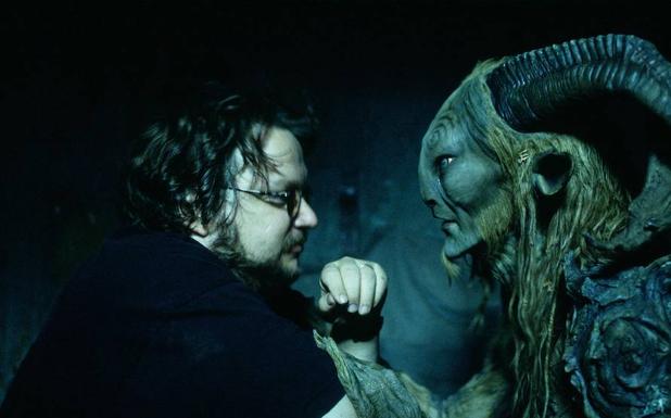 Imagen principal - Guillermo del Toro en los rodajes de 'El laberinto del fauno' (2006), la serie 'The Strain' (2014) y 'Hellboy' (2006).