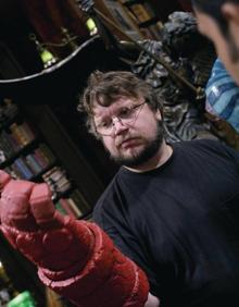 Imagen secundaria 2 - Guillermo del Toro en los rodajes de 'El laberinto del fauno' (2006), la serie 'The Strain' (2014) y 'Hellboy' (2006).