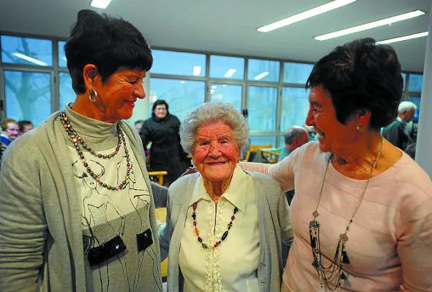 Centenaria. Isabel Barambio, flanqueada por sus hijas Luci y Angelines. 