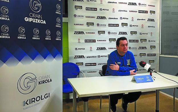 Jacobo Cuétara compareció ayer en la sala de prensa de Artaleku. 