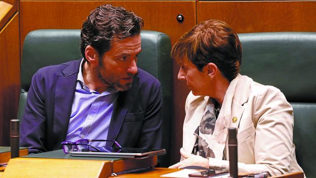 Borja Sémper (PP) conversa con la consejera de Desarrollo Económico, Arantxa Tapia, en un receso del pleno de ayer en el Parlamento.