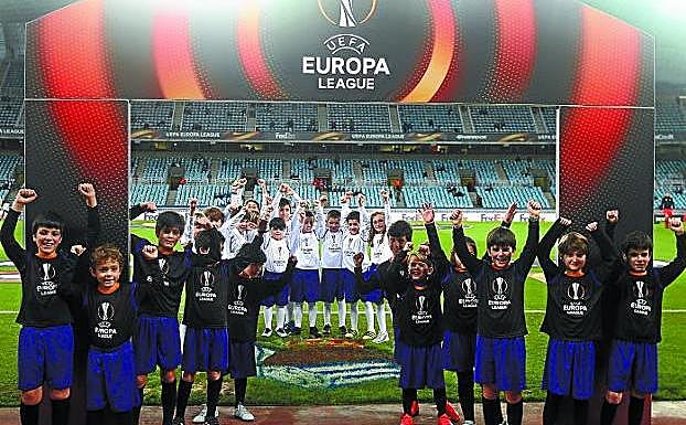 Los más jóvenes acompañaron a los equipos a su salida al campo, perfectamente equipados con la ropa de la Europa League. 