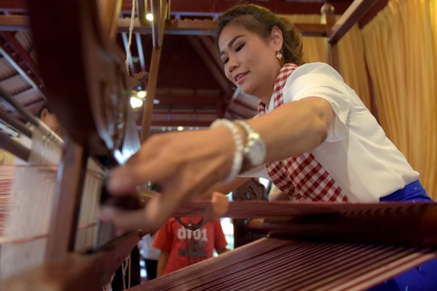 Las mujeres de Camboya preparan un nuevo record mundial e intentan tejer la bufanda de algodón más larga del mundo, aquella que supere los mil metros de longitud.