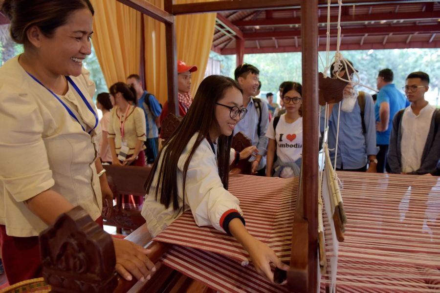 Las mujeres de Camboya preparan un nuevo record mundial e intentan tejer la bufanda de algodón más larga del mundo, aquella que supere los mil metros de longitud.