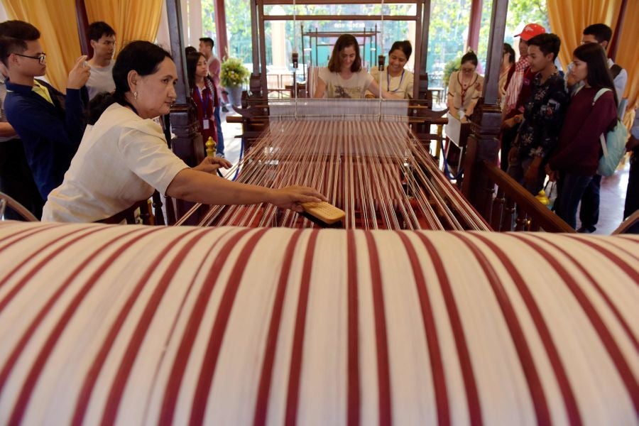 Las mujeres de Camboya preparan un nuevo record mundial e intentan tejer la bufanda de algodón más larga del mundo, aquella que supere los mil metros de longitud.