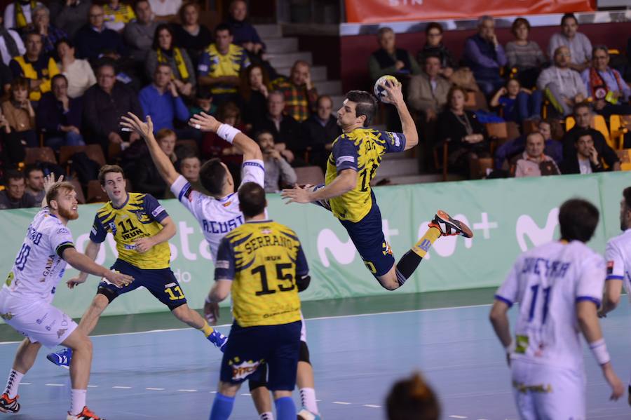 El Bidasoa-Irun no ha podido mantener su buena racha de resultados y ha caído esta tarde en su visita al Ademar de León por cuatro goles, 33-29. 