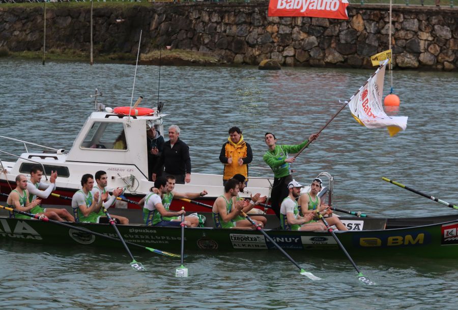 Un total de 93 embarcaciones -cuatro llaüts y 89 traineras- han participado en el XXIV Descenso del Oria-Babyauto Ikurriña.