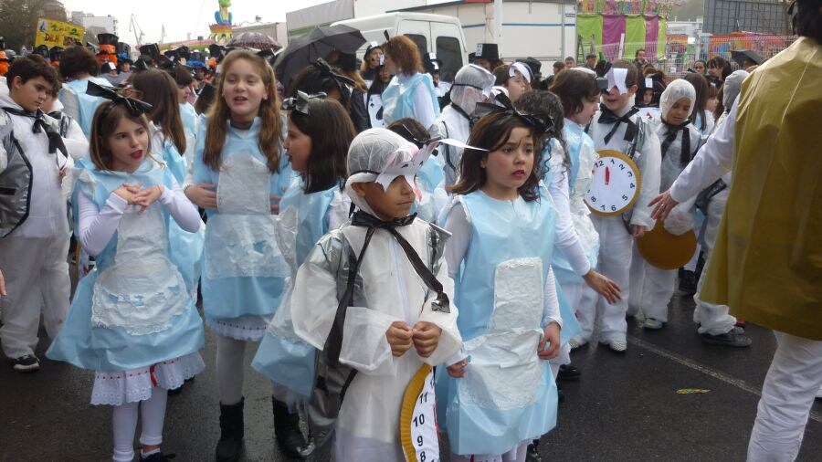 Los alumnos de Karmengo Ama se inspiraron en los cuentos infantiles para abrir el Carnaval