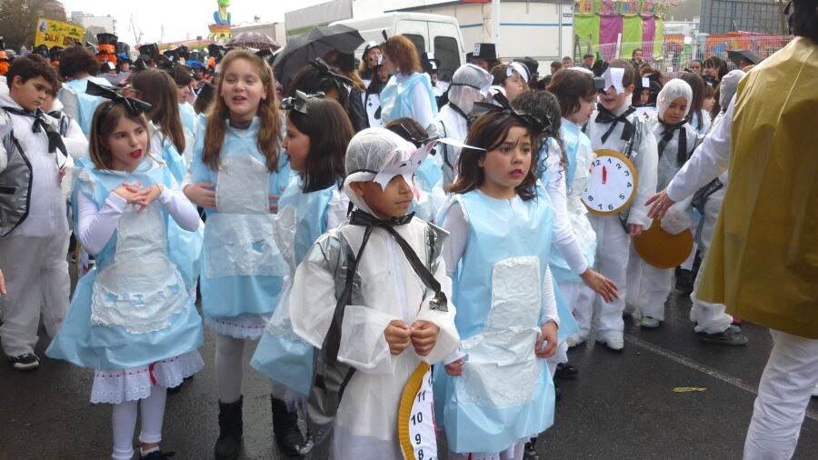 Los alumnos de Karmengo Ama se inspiraron en los cuentos infantiles para abrir el Carnaval