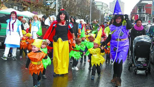 Blancanieves cuidó de sus múltiples enanitos de dos años abriendo el primer desfile del Carnaval de Trintxerpe.