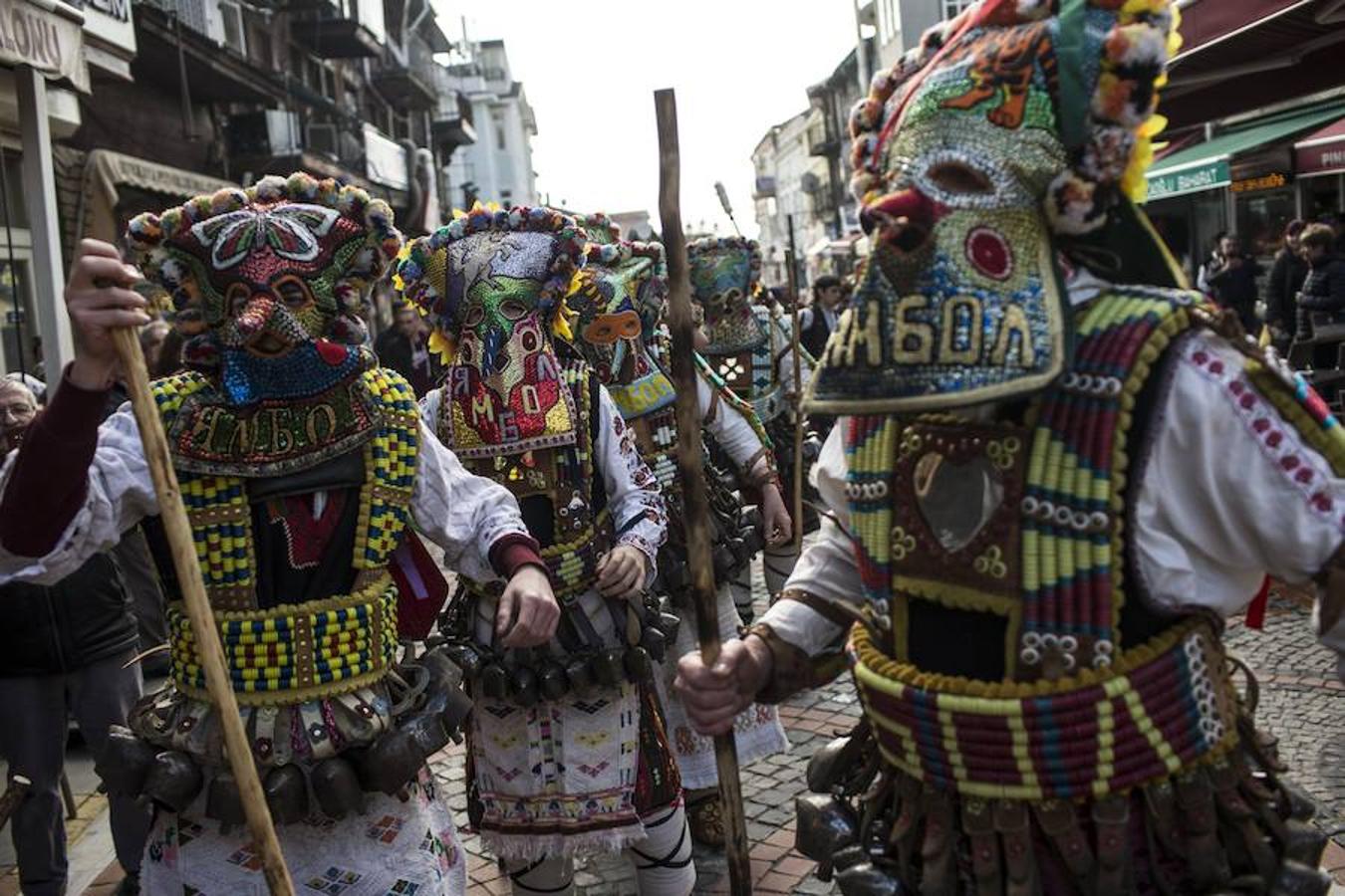 Bailarines búlgaros vestidos con trajes de máscara tradicionales participan el primer Festival Internacional Anual cerca de la ciudad fronteriza búlgara de Edirne, Turquía. Los bailarines, llamados 'kukers', piden buena salud y cosechas en el próximo año.