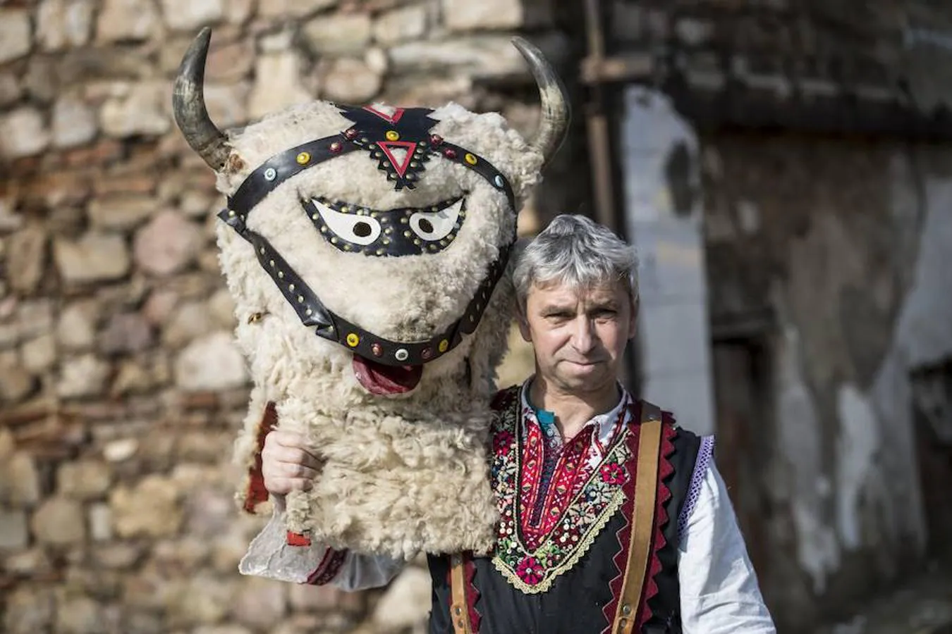 Bailarines búlgaros vestidos con trajes de máscara tradicionales participan el primer Festival Internacional Anual cerca de la ciudad fronteriza búlgara de Edirne, Turquía. Los bailarines, llamados 'kukers', piden buena salud y cosechas en el próximo año.