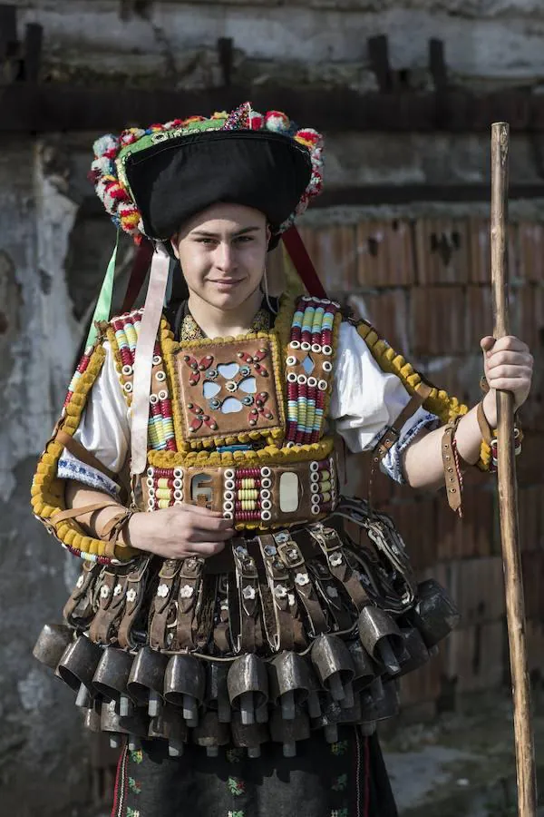Bailarines búlgaros vestidos con trajes de máscara tradicionales participan el primer Festival Internacional Anual cerca de la ciudad fronteriza búlgara de Edirne, Turquía. Los bailarines, llamados 'kukers', piden buena salud y cosechas en el próximo año.