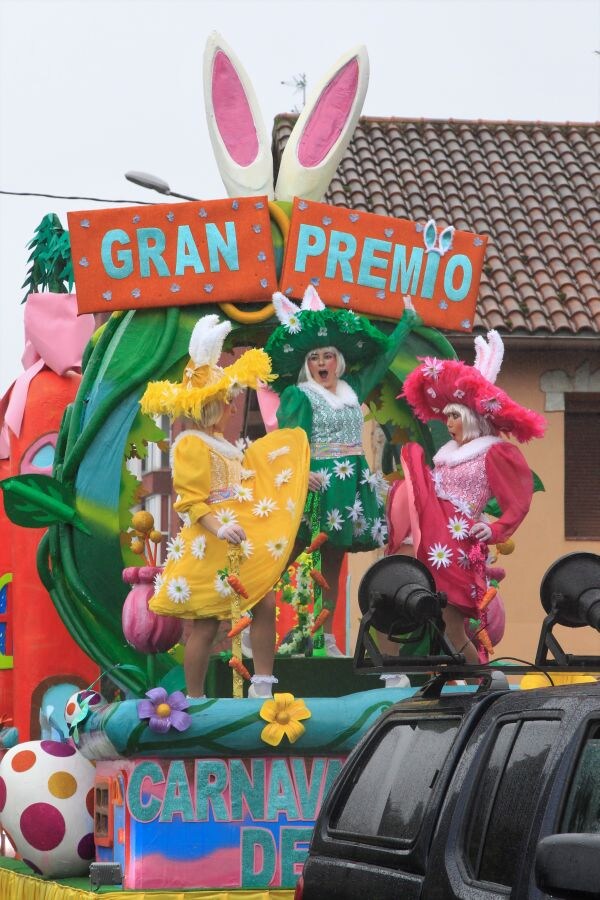 La lluvia y el frío no han impedido el desfile que ha llevado el color hasta las calles de Altza. 