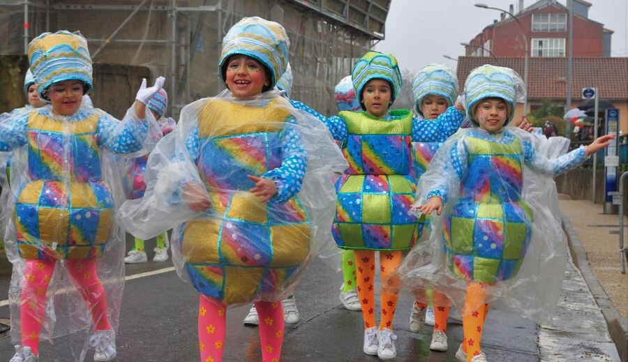 La lluvia y el frío no han impedido el desfile que ha llevado el color hasta las calles de Altza. 