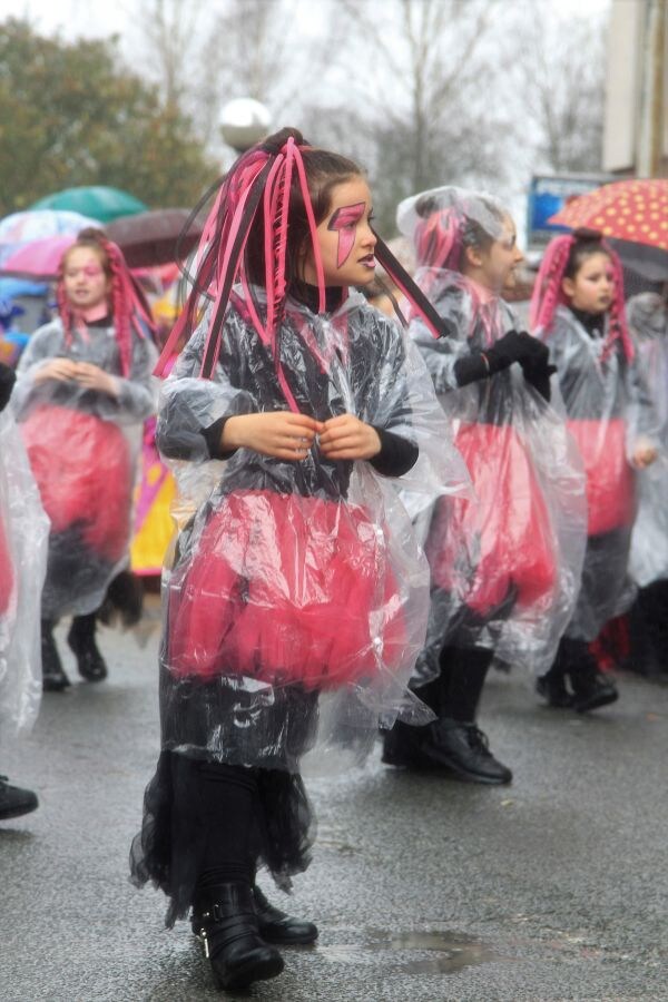 La lluvia y el frío no han impedido el desfile que ha llevado el color hasta las calles de Altza. 